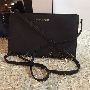 MICHAEL KORS JET SET TRAVEL LARGE CROSSBODY CLUTCH BLACK & GOLD HARDWARE